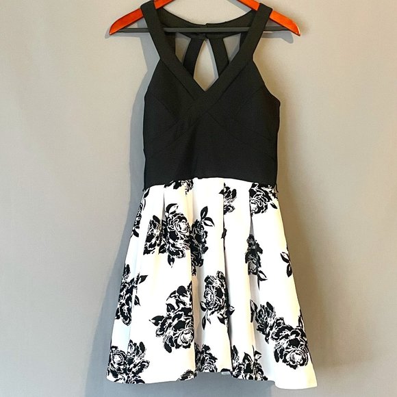 Crystal Doll Dress Fit Flare Embroidered Floral Black White Size 9 Juniors - Picture 1 of 8